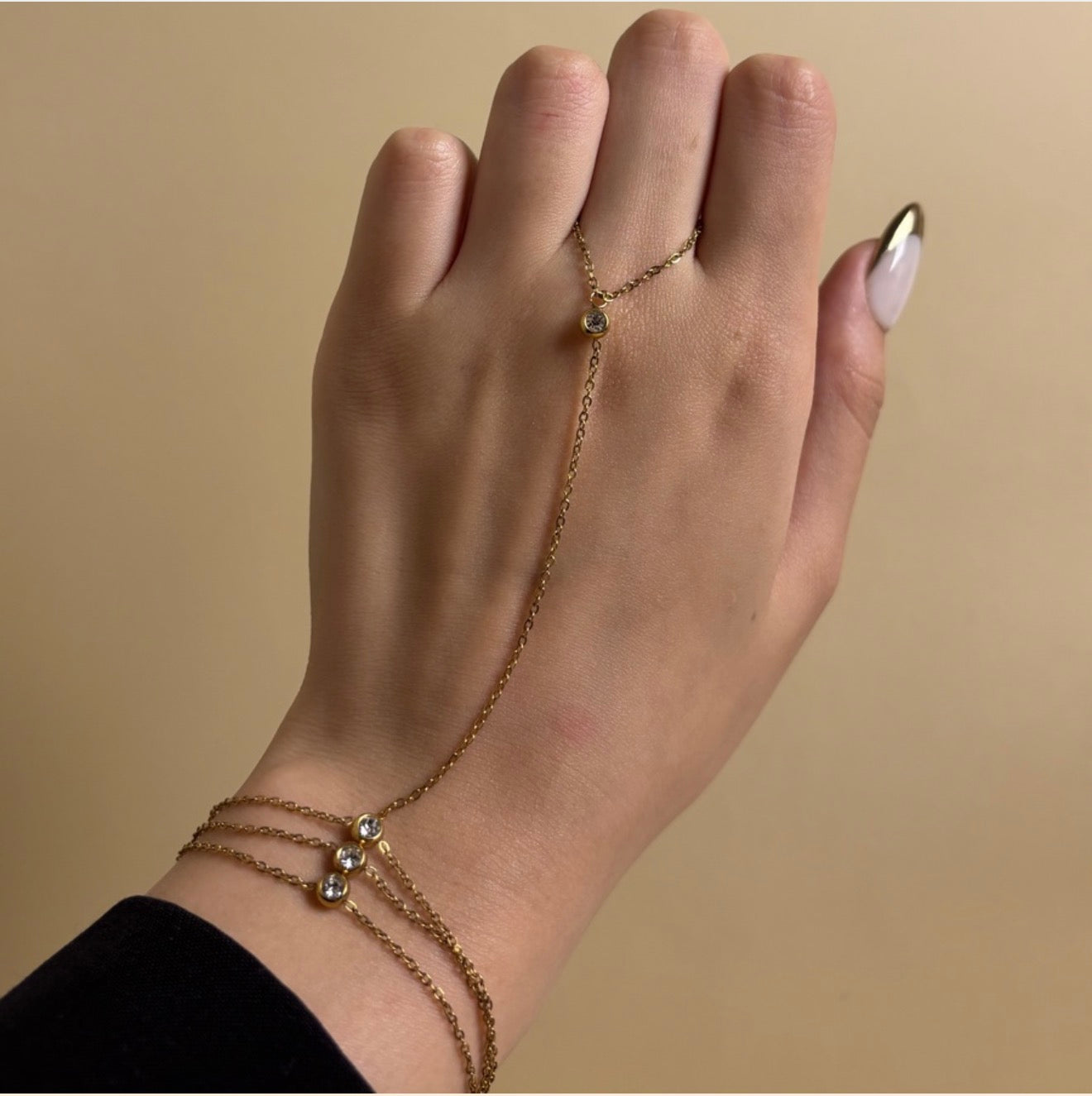Elara Handchain