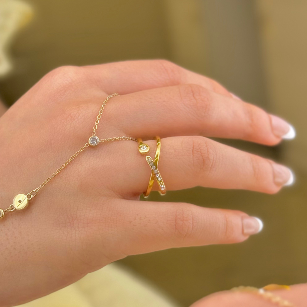 Minimal Curve Solitaire Gold Ring